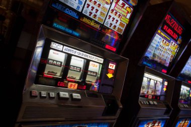 LAS VEGAS, ABD 16 Mayıs 2014: Kumarhane içindeki kumar makineleri
