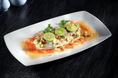 Gri sırtlı lezzetli balığın yakın görüntüsü