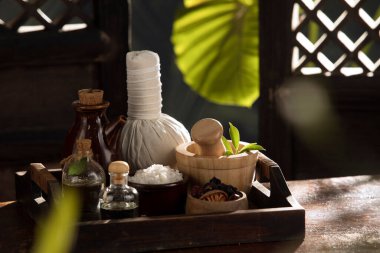 Renkli tropik palmiye yaprakları üzerindeki spa temalı nesnelerin görünümü