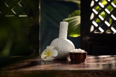 Arkadaki beyaz bitkisel sıkıştırma görüntüsünü kapat. 