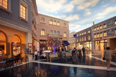 Las Vegas, Nevada, ABD Mayıs 2014: Venezia Hotel 'in içi. Venedik Las Vegas, ABD 'nin Nevada eyaletinin Paradise şehrinde bulunan lüks bir otel ve kumarhanedir..