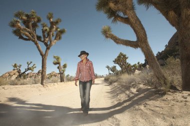 Joshua Tree Park 'ta güzel bir kızın portresi.