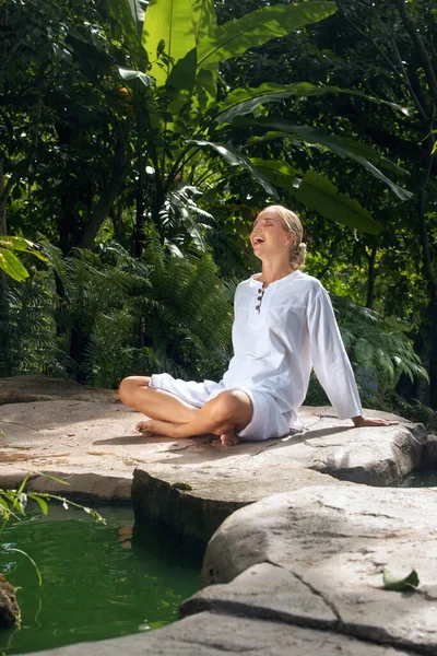 Porträt Einer Jungen Frau Die Yoga Tropischer Umgebung Praktiziert — Stockfoto