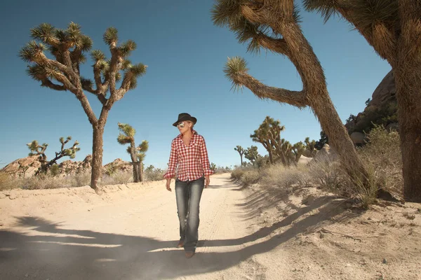 Portrét Mladé Krásné Dívky Prostředí Joshua Tree Parku — Stock fotografie