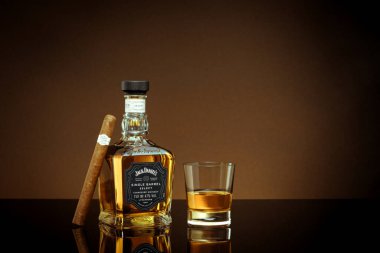 Phuket, Tayland - Şubat 2021. Jack Daniels viskiyi gri arka planda harmanladı. Jack Daniel 's, Tennessee viskisinin bir türüdür. Dünyadaki en çok satan Amerikan viskisidir.