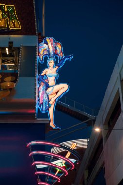 Nevada, Vegas 'taki renkli kabare ve kumarhane tabelası manzarası