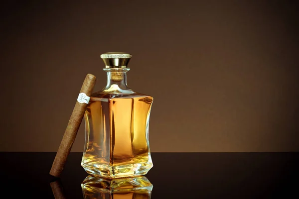 Vista Cerca Del Cigarro Botella Whisky Color Nuevo — Foto de Stock