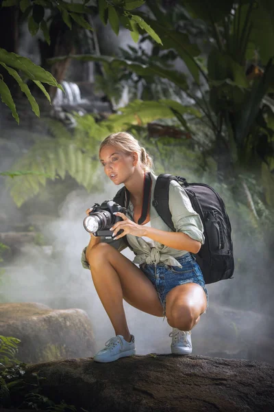 Portrét Pěkné Mladé Ženy Fotí Džungli — Stock fotografie