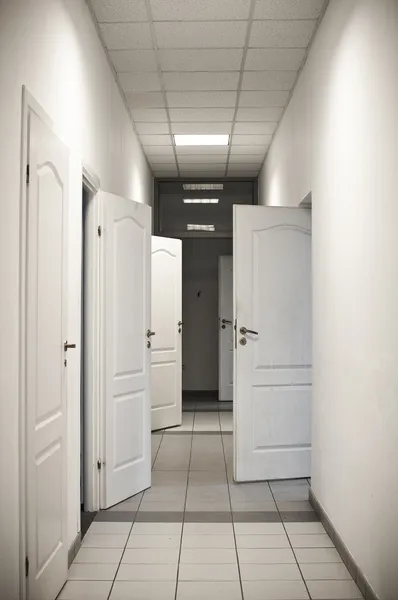 Corridor with many doors open — Stock Photo, Image