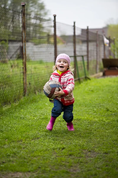 Девушка бежит с мячом — стоковое фото