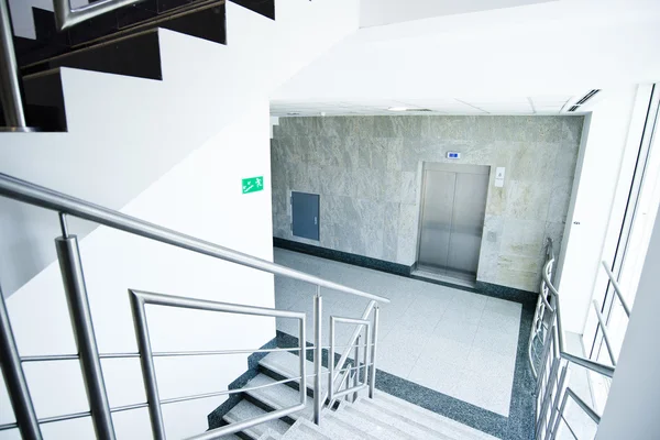 Escalier dans un immeuble de bureaux — Photo