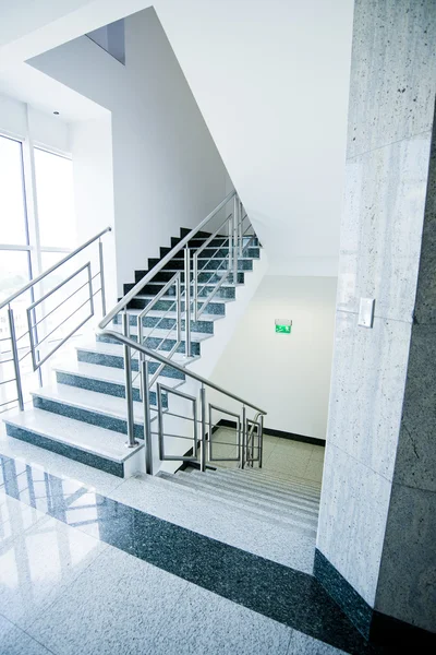 Treppenhaus in Bürogebäude — Stockfoto