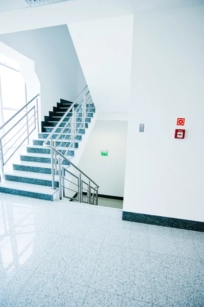 Escadaria no prédio de escritórios — Fotografia de Stock