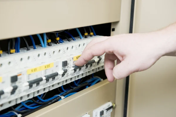 Handbefreiung von elektrischer Sicherung — Stockfoto