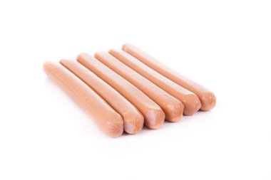 Beyaz arkaplanda sosisler