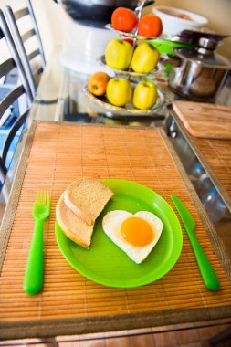 kalp şeklinde kızarmış yumurta