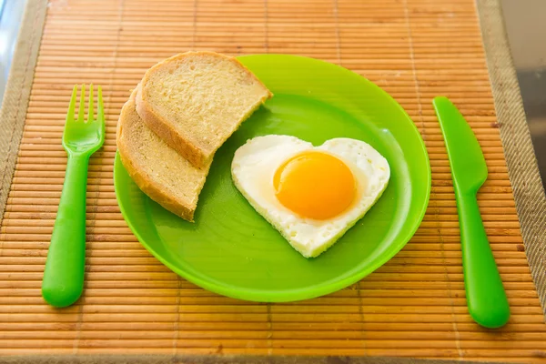 Kalp şeklinde kızarmış yumurta — Stok fotoğraf