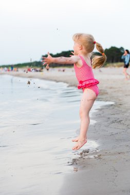 Kumsaldaki küçük kız