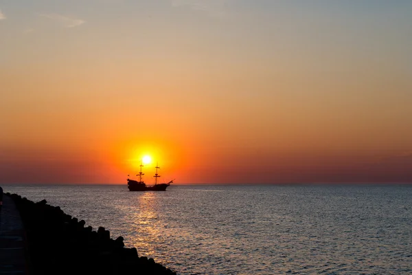 Zonsondergang en schip — Stockfoto
