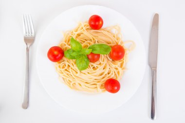 Spagetti domates ve fesleğen ile