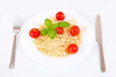 Spagetti domates ve fesleğen ile