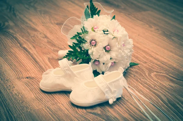 Shoes and bouquet on a wooden floor — Stock Photo, Image