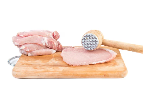 Nyers hús és a húst tenderizer a kezelési a fedélzeten — Stock Fotó