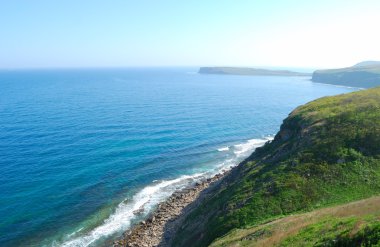 Deniz ve kayalık sahil görünümü