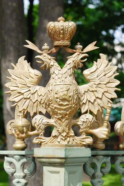 Russian coat of arms in the city park — Stock Photo, Image