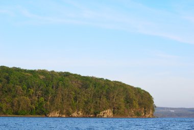 Deniz ve kayalık sahil görünümü