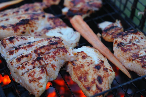Kawałki mięsa pieczone na grillu — Zdjęcie stockowe