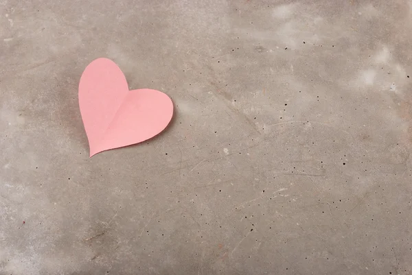 Сердце из розовой бумаги — стоковое фото