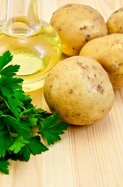 Batatas amarelas com salsa e óleo — Fotografia de Stock