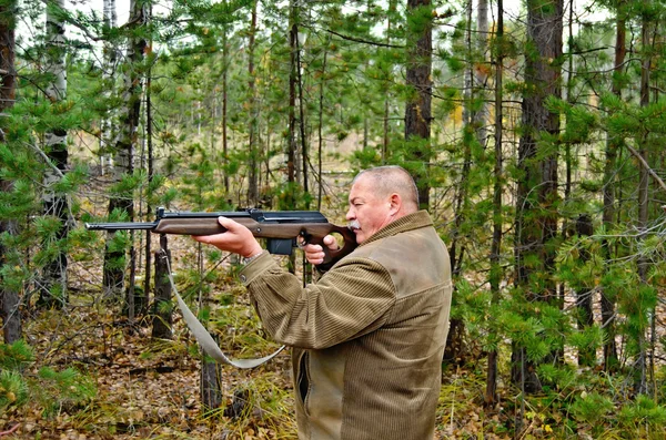 カービン銃を持つ男 — ストック写真