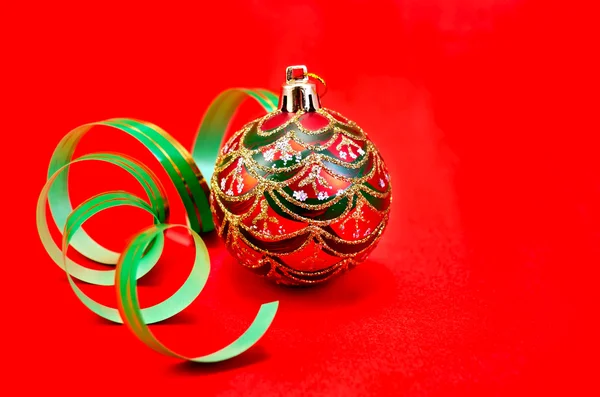 Bola roja de Navidad con cinta verde —  Fotos de Stock