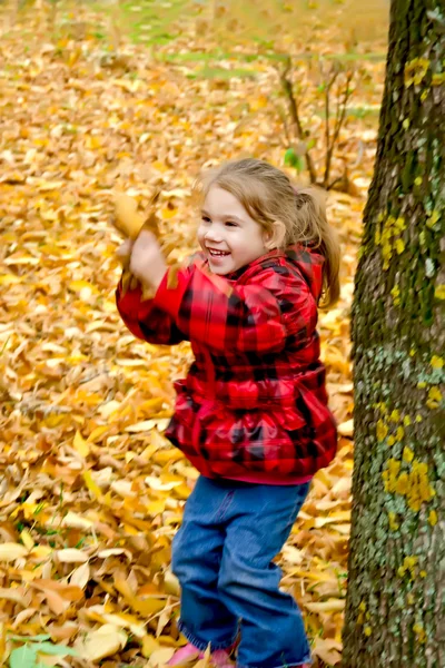 Niña jugando con hojas — Foto de Stock