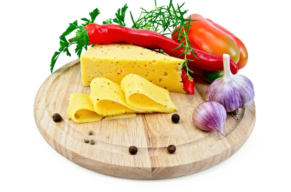 Kaas met peper en kruiden op een ronde bord — Stockfoto