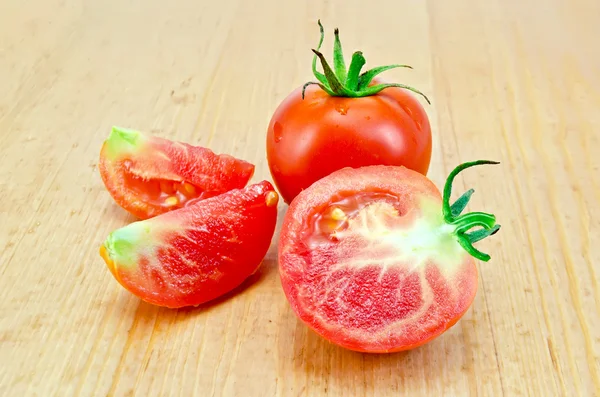 Tomates em uma tábua de madeira — Fotografia de Stock