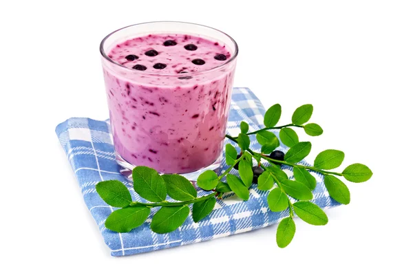 Milkshake com mirtilos em um guardanapo azul — Fotografia de Stock