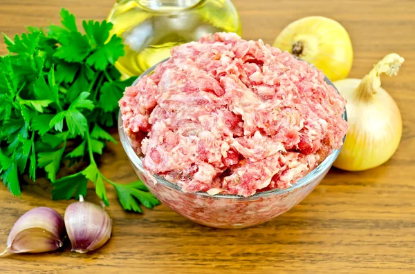 Carne macinata sulla tavola — Foto Stock