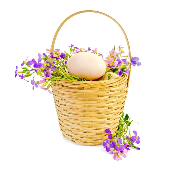 Eier mit Blumen im Weidenkorb — Stockfoto