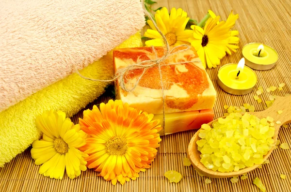 Soap and bath salt with calendula — Stock Photo, Image