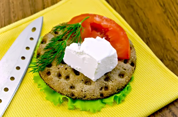 Crispbread domatese ile parça beyaz peynir — Stok fotoğraf