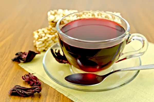 Tee-Hibiskus mit Müsli-Knäckebrot — Stockfoto