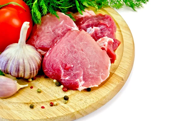 Meat slices on a round plate with vegetables — Stock Photo, Image