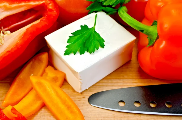 Feta-Käse mit Messer und Gemüse — Stockfoto