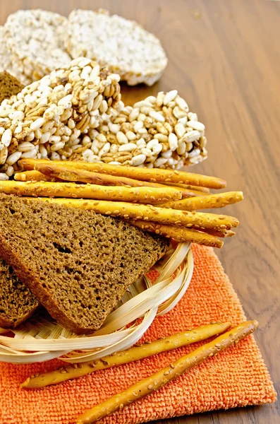 Çavdar ekmeği ve crispbreads bir hasır plaka — Stok fotoğraf
