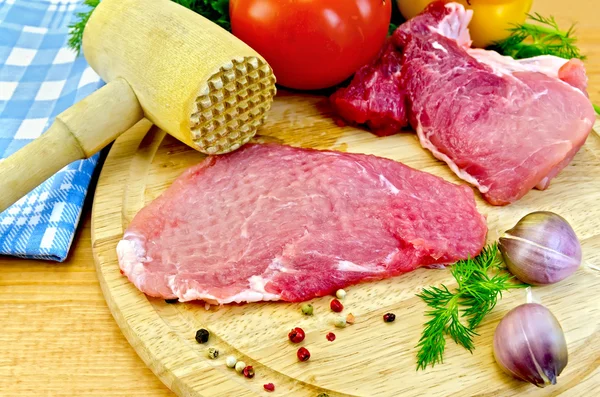 Meat batted with a hammer and vegetables — Stock Photo, Image