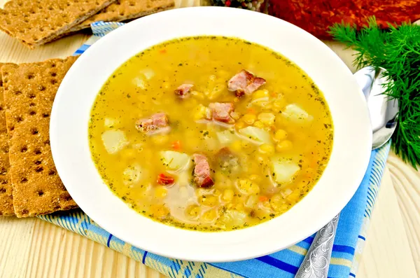 Erbsensuppe mit Knäckebrot — Stockfoto