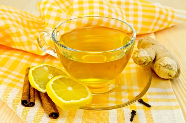 Gengibre de chá no guardanapo amarelo — Fotografia de Stock